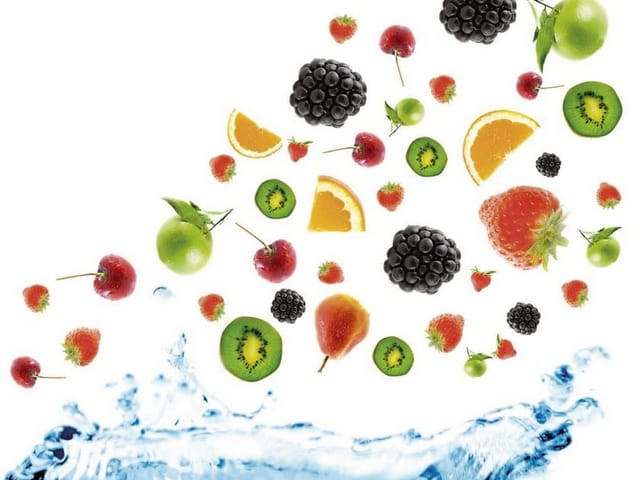 Fototapeta z różnorodnymi owocami unoszącymi się w powietrzu