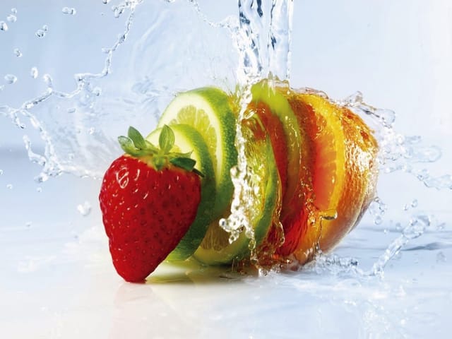 Fototapeta z plastrami cytrusów i truskawką na jasnym tle