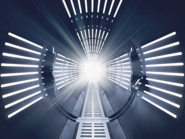 Fototapeta z wnętrzem futurystycznego tunelu z jasnymi panelami
