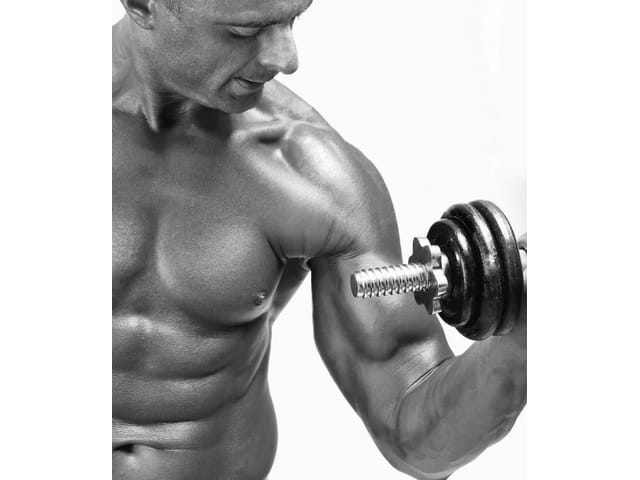 Fototapeta z mężczyzną podnoszącym ciężarek na gładkim tle