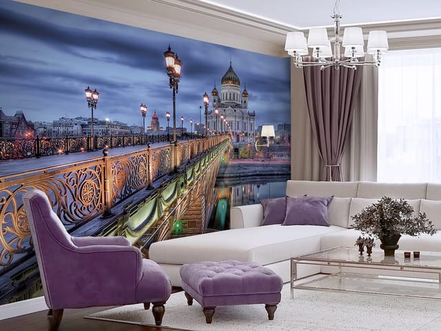 Fototapeta przedstawiająca most z ozdobnymi latarniami i kopułą budynku w tle.