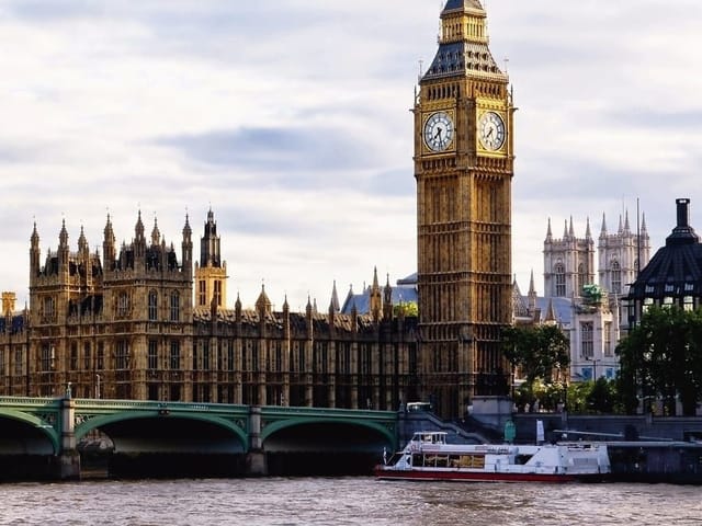 Fototapeta z widokiem na wieżę zegarową i budynek parlamentu w Londynie