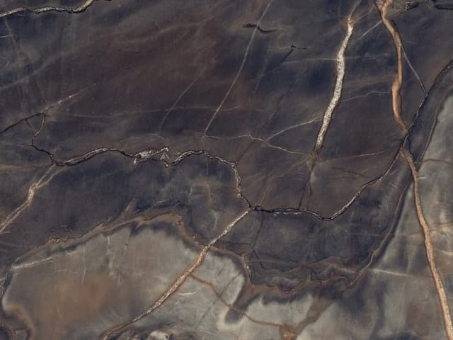 Fototapeta Marmurowa powierzchnia z żyłkami (mpn: 6252) Fototapeta z ciemnym marmurem i jasnymi żyłkami, naturalne wzory