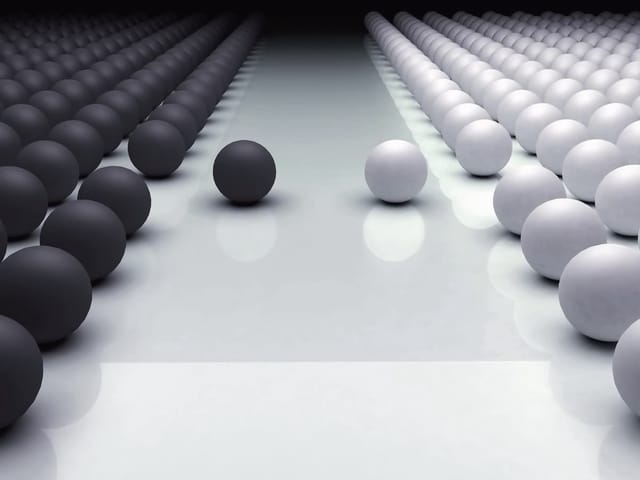 Fototapeta z rzędem czarnych i białych kul na lustrzanej powierzchni