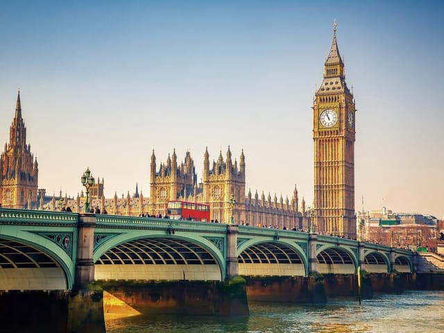Fototapeta z mostem i wieżą zegarową w Londynie, z budynkami i rzeką