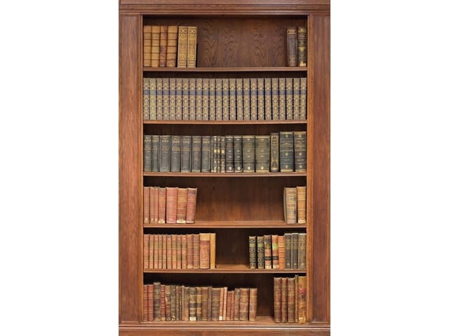 Fototapeta regały z książkami – drewniana biblioteczka z książkami