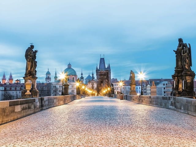 Fototapeta Stare Miasto z kamiennym mostem (mpn: 6732) Fototapeta z kamiennym mostem i rzeźbami w Starym Mieście