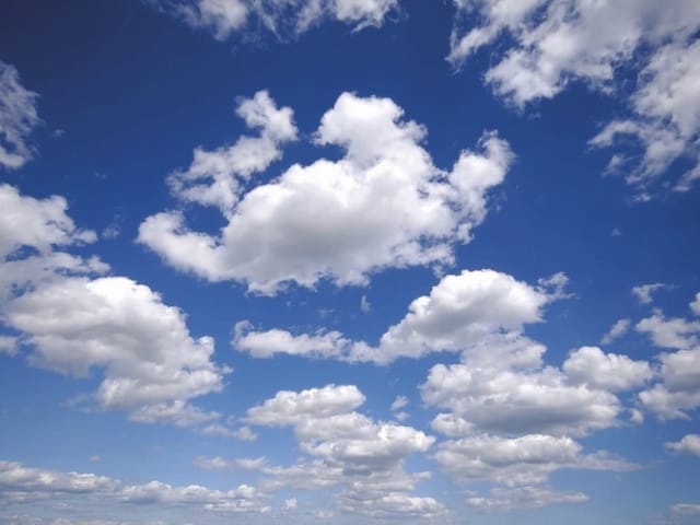 Fototapeta Białe Chmury na Błękitnym Niebie (kod: 6782) Fototapeta z białymi chmurami na tle błękitnego nieba i jasnego światła