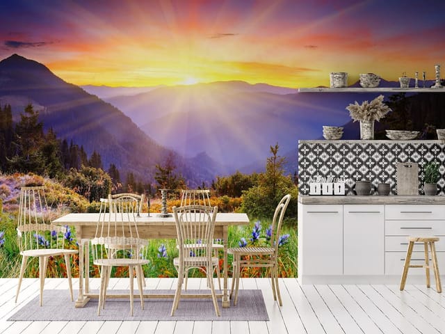 Fototapeta Górski krajobraz o wschodzie słońca (kod: 6802) Fototapeta z górskim krajobrazem o wschodzie słońca, z zieloną łąką i promieniami słonecznymi