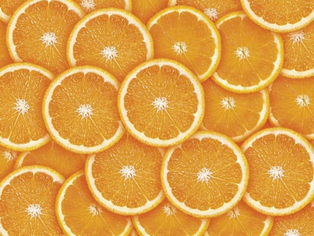 Fototapeta z plasterkami pomarańczy, jasne kolory i białe środki