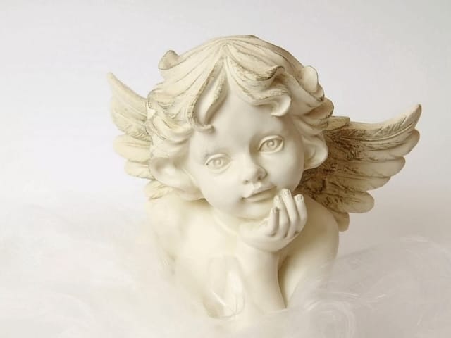 Fototapeta z figurką anioła o delikatnych rysach i białych skrzydłach