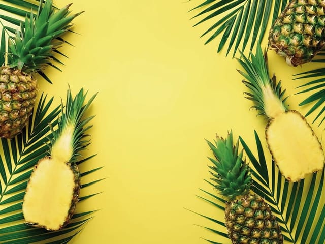 Fototapeta Ananasy i Liście Palmowe (mpn: 7550) Fototapeta z ananasami i liśćmi palmowymi na żółtym tle