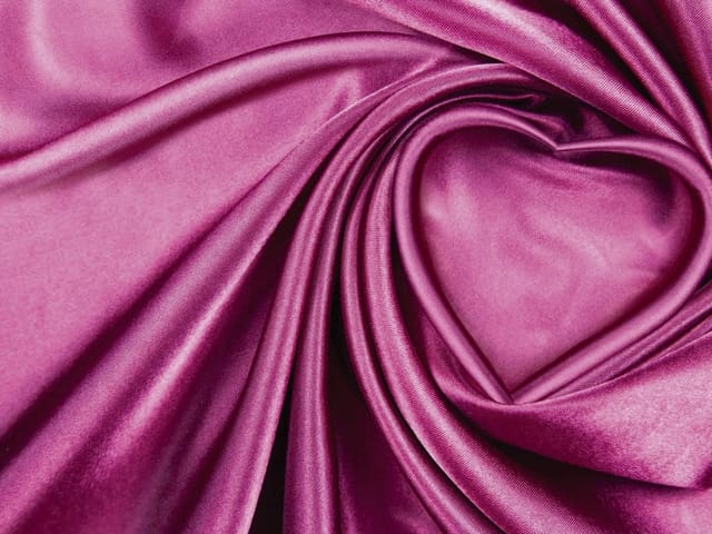 Fototapeta z różową tkaniną ułożoną w kształt serca, z fałdami