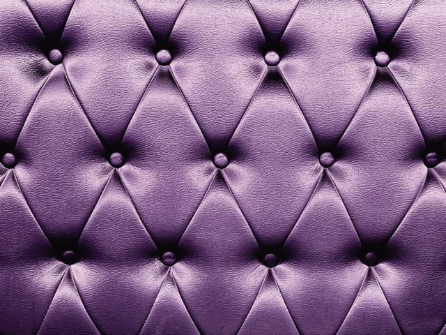 Fototapeta z fioletową tapicerką i diamentowym wzorem guzików
