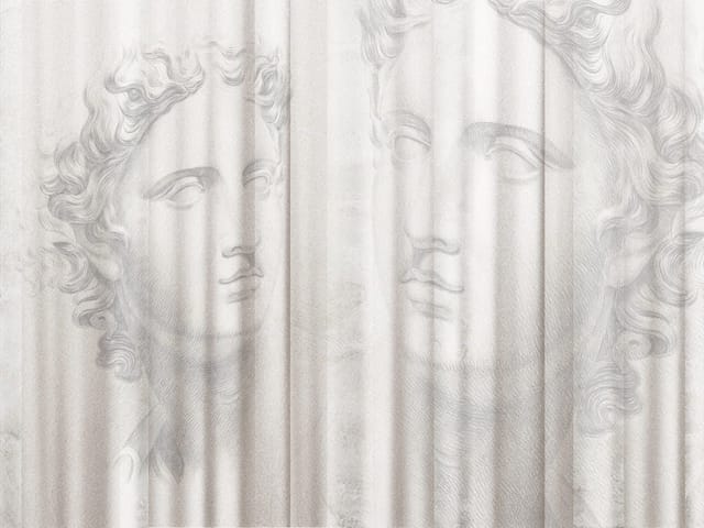 Fototapeta antyczne motywy – dwa klasyczne popiersia na zasłonie