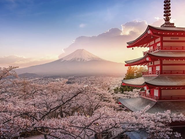 Fototapeta Czerwona pagoda i góra w tle (mpn: 7709) Fototapeta z czerwoną pagodą, góra w tle, drzewa wiśniowe i miasto