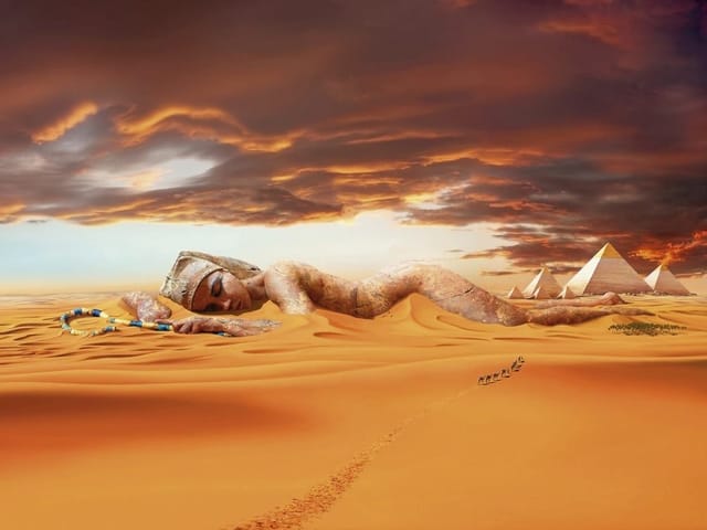 Fototapeta Pustynny krajobraz z piramidami (kod: 7774) Fototapeta przedstawiająca leżącą postać na pustyni z piramidami i karawaną