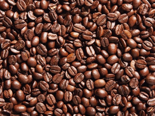 Fototapeta z zbliżeniem na ziarna kawy w różnych odcieniach brązu