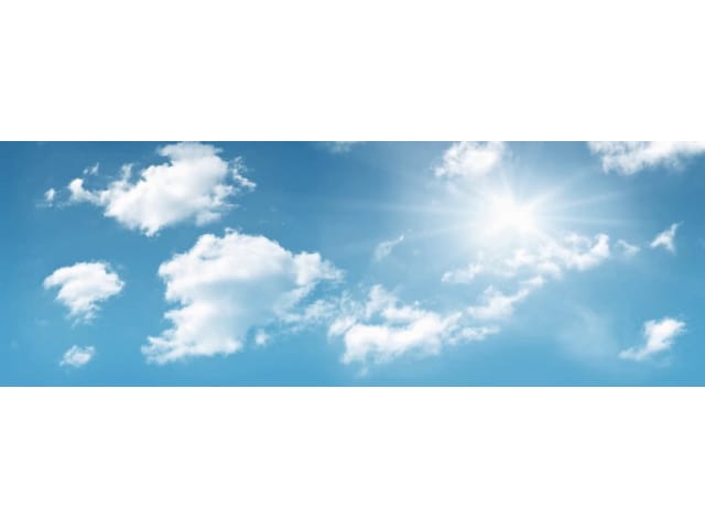 Fototapeta przedstawiająca błękitne niebo z białymi chmurami i jasnym słońcem