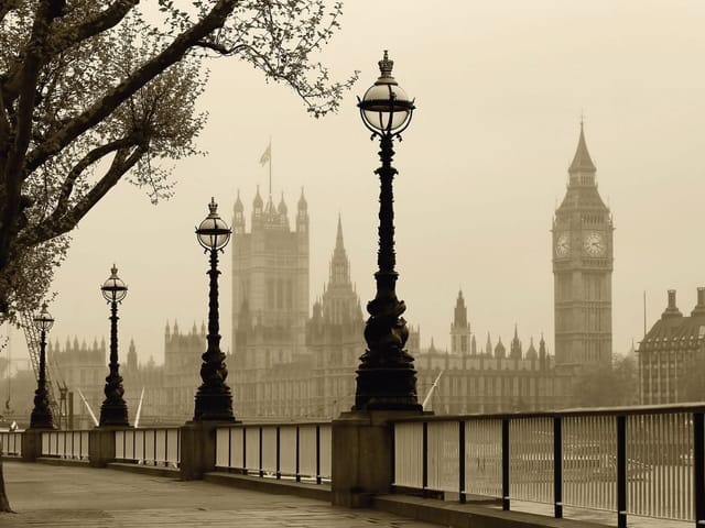 Fototapeta przedstawiająca latarnie uliczne na londyńskiej promenadzie z wieżą zegarową w tle.