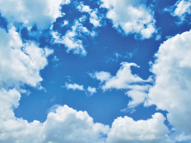 Fototapeta przedstawiająca błękitne niebo z puszystymi białymi chmurami