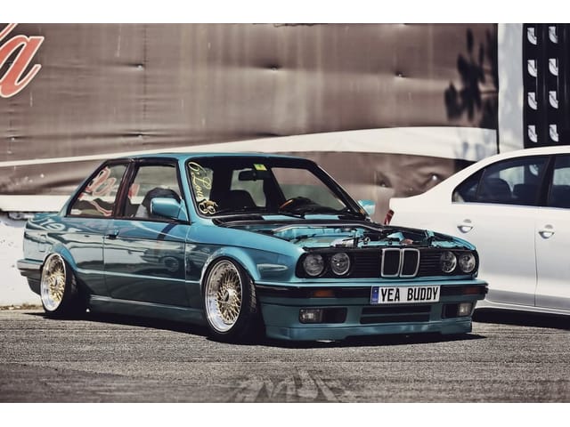 Fototapeta Niebieski sportowy samochód na parkingu (kod: 8773) Fototapeta Niebieski sportowy samochód na parkingu