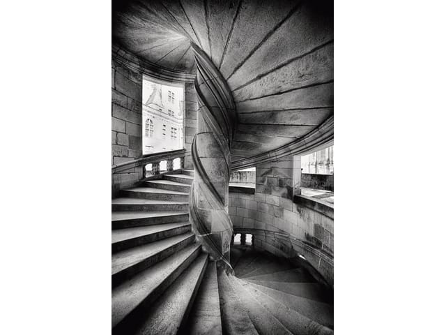 Fototapeta z kręconymi kamiennymi schodami i okrągłym oknem