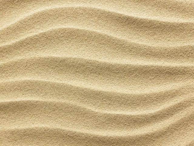 Fototapeta z falistymi wzorami na piasku, jasna i stonowana kolorystyka