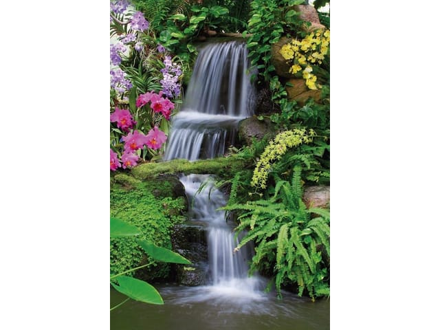 Fototapeta z wodospadem w tropikalnym ogrodzie, otoczonym kwiatami i zielenią