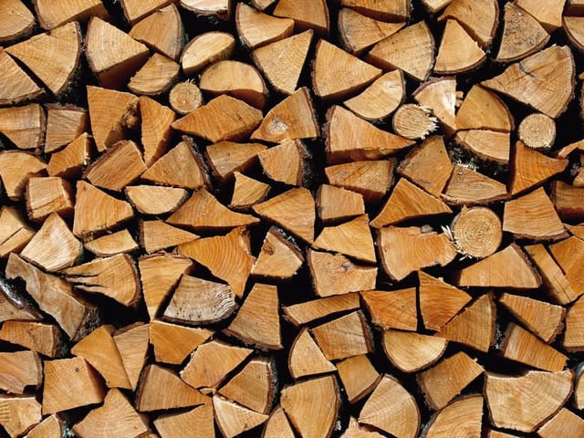 Fototapeta z drewnianymi klockami o różnych kształtach i jasnobrązowych odcieniach