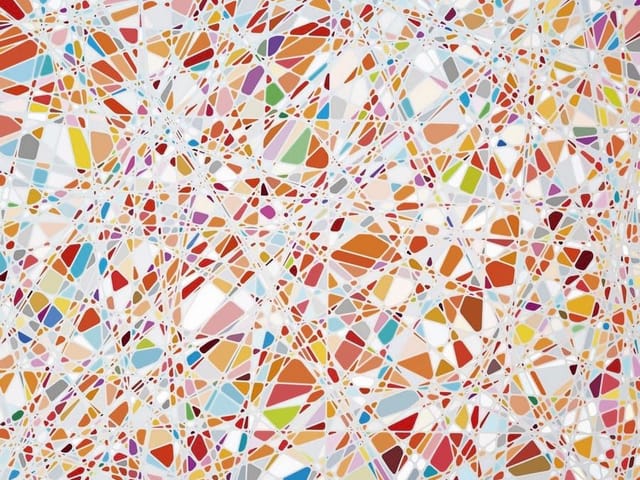 Fototapeta z kolorowymi trójkątami i liniami na białym tle