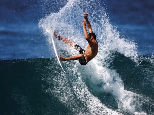 Fototapeta Surfer na dużej fali (mpn: 940) Fototapeta z surferem w powietrzu nad ciemnoniebieską falą