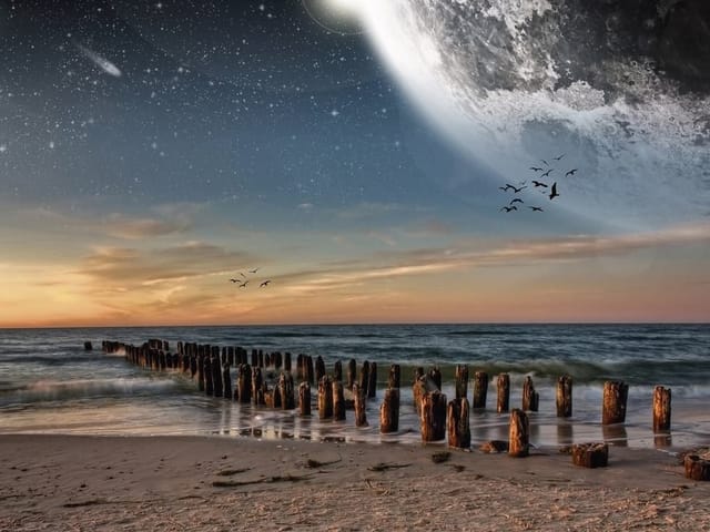 Fototapeta z drewnianymi palami na plaży i wielkim księżycem