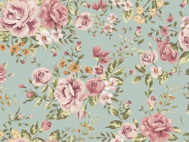 Fototapeta z kwiatowym wzorem, duże różowe róże, zielone liście, jasnoniebieskie tło