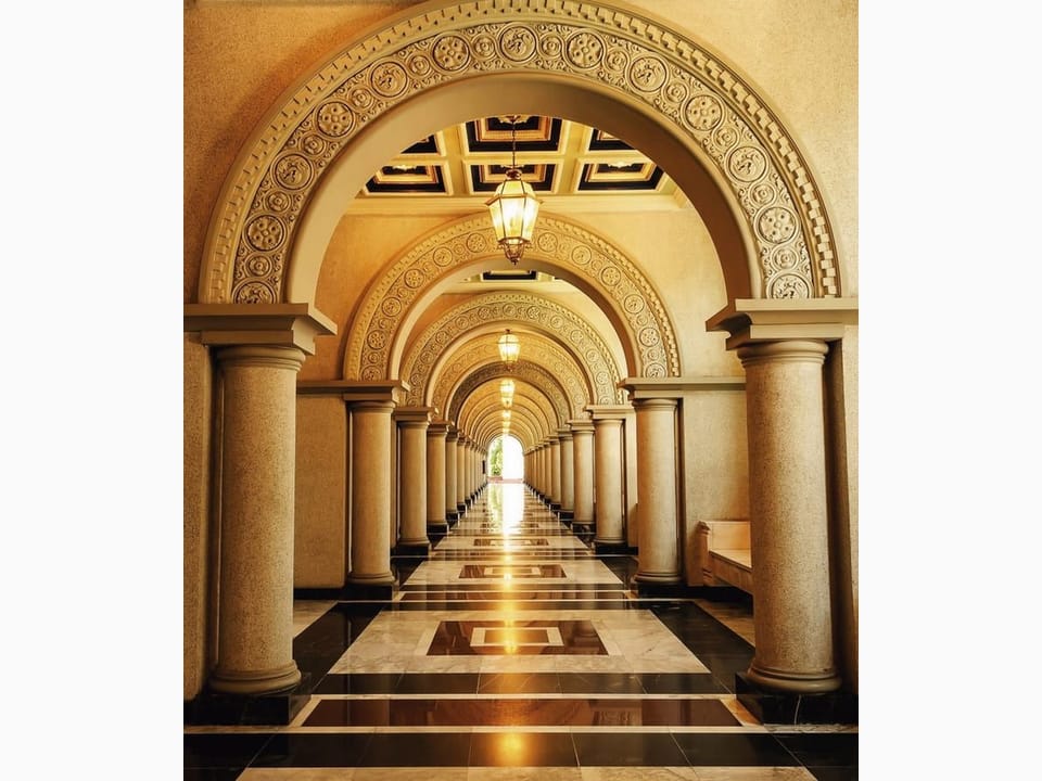 Fototapeta Tunel z Kolumnami i Lampami