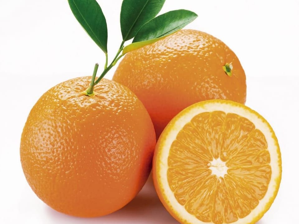 Fototapeta Trzy soczyste pomarańcze z liśćmi