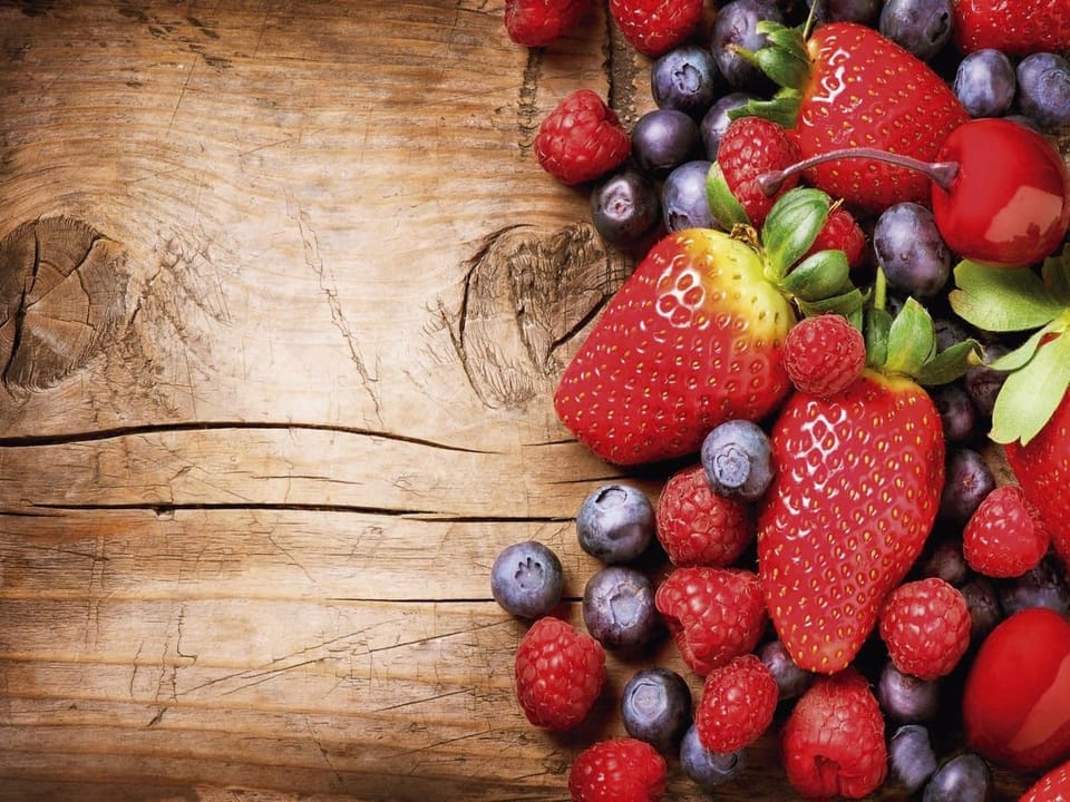 Fototapeta Truskawki na drewnie