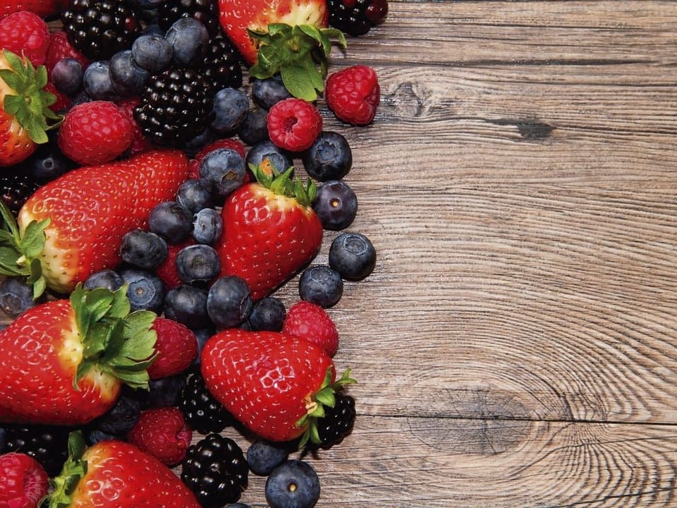 Fototapeta Jagodowe owoce na drewnianym stole