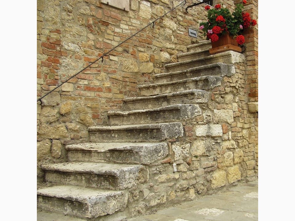 Fototapeta Kamienne schody przy murze