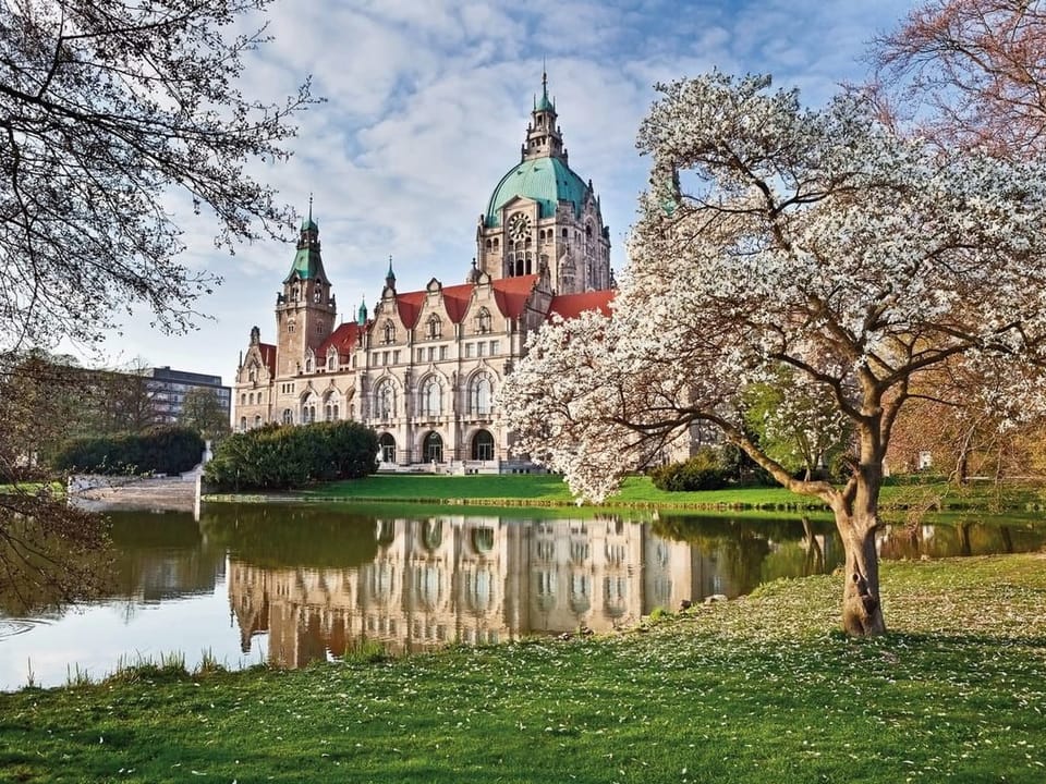 Fototapeta Zabytkowy budynek z wieżami na wymiar