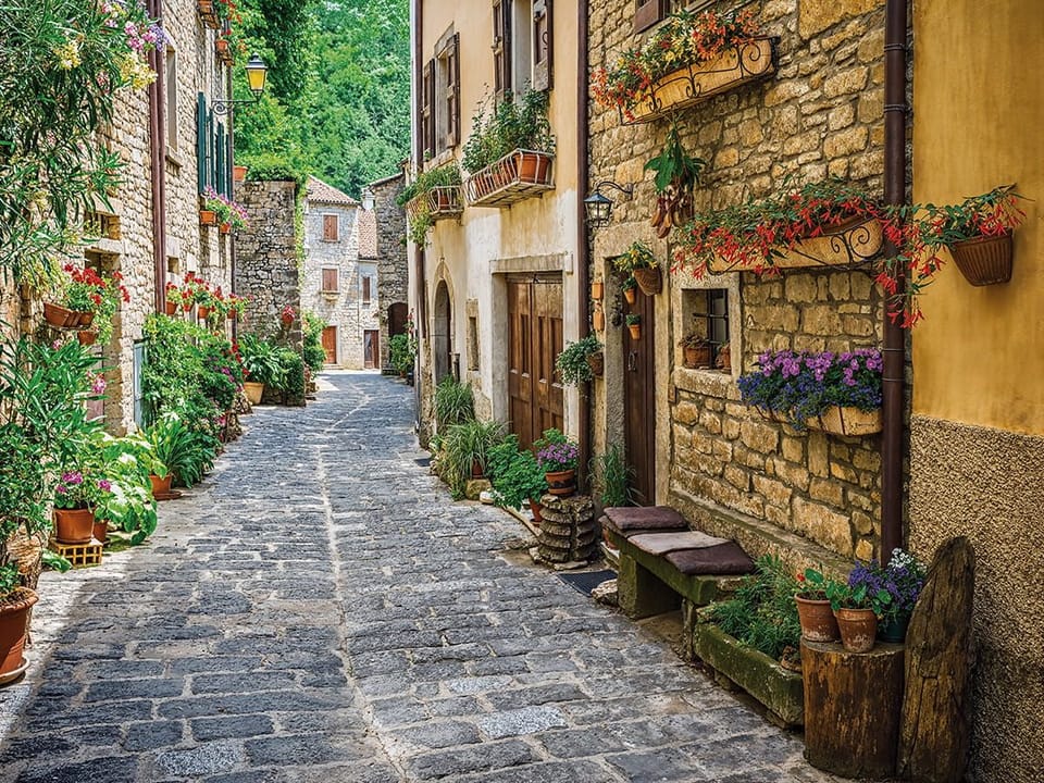 Fototapeta Uliczka z kwiatami w Starym Mieście