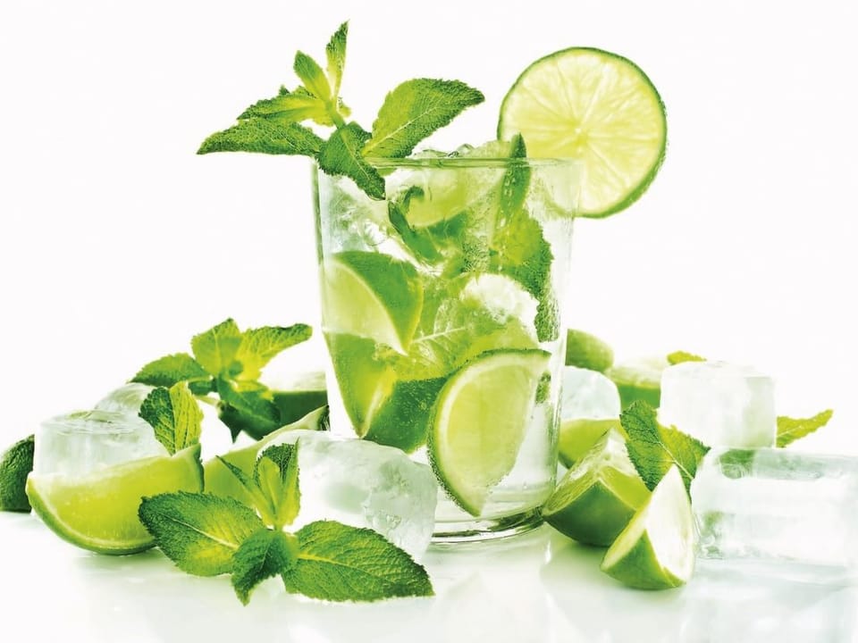 Fototapeta Orzeźwiający napój z limonką