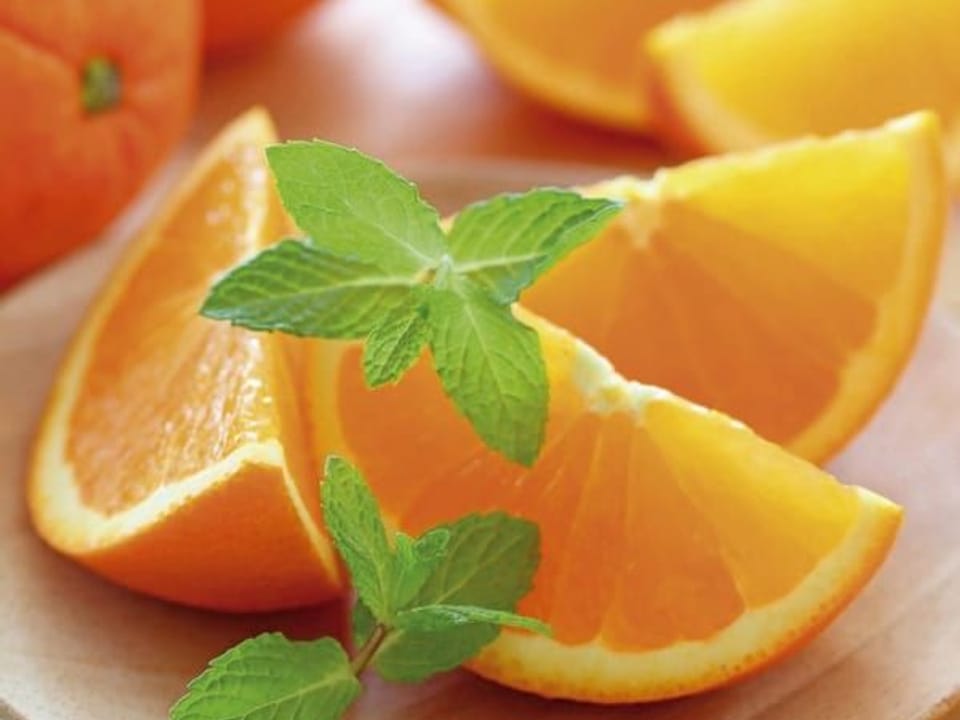 Fototapeta Pomarańcze na drewnianym talerzu