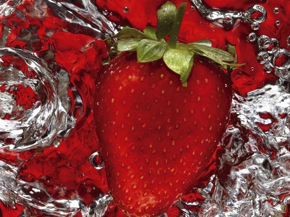 Fototapeta Truskawka w wodzie na czerwonym tle