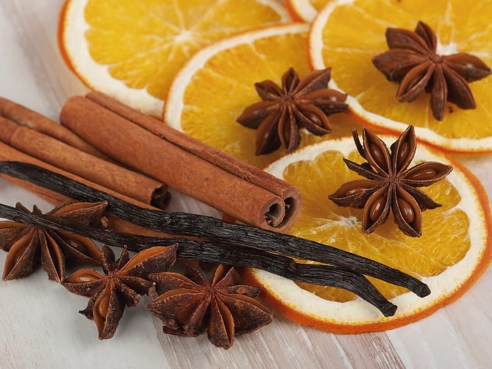 Fototapeta Pomarańcze i Przyprawy na Drewnie