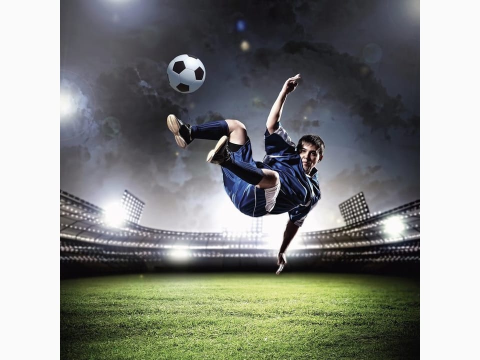 Fototapeta Piłkarz na oświetlonym stadionie