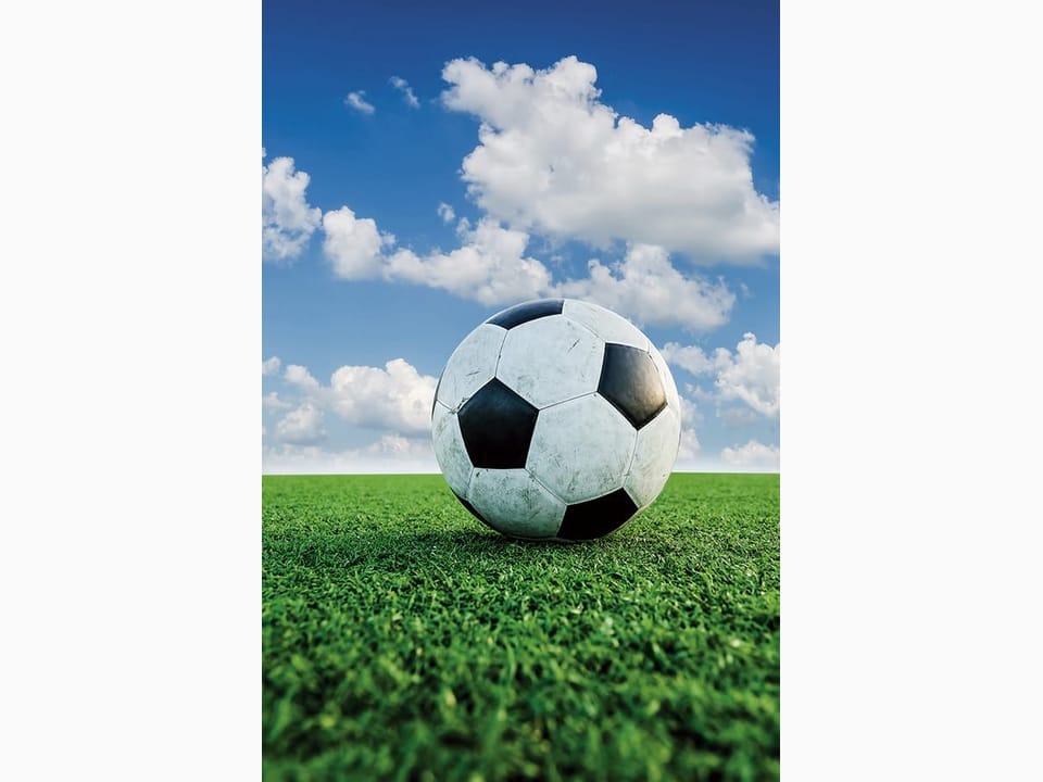 Fototapeta Piłka nożna na tle błękitnego nieba