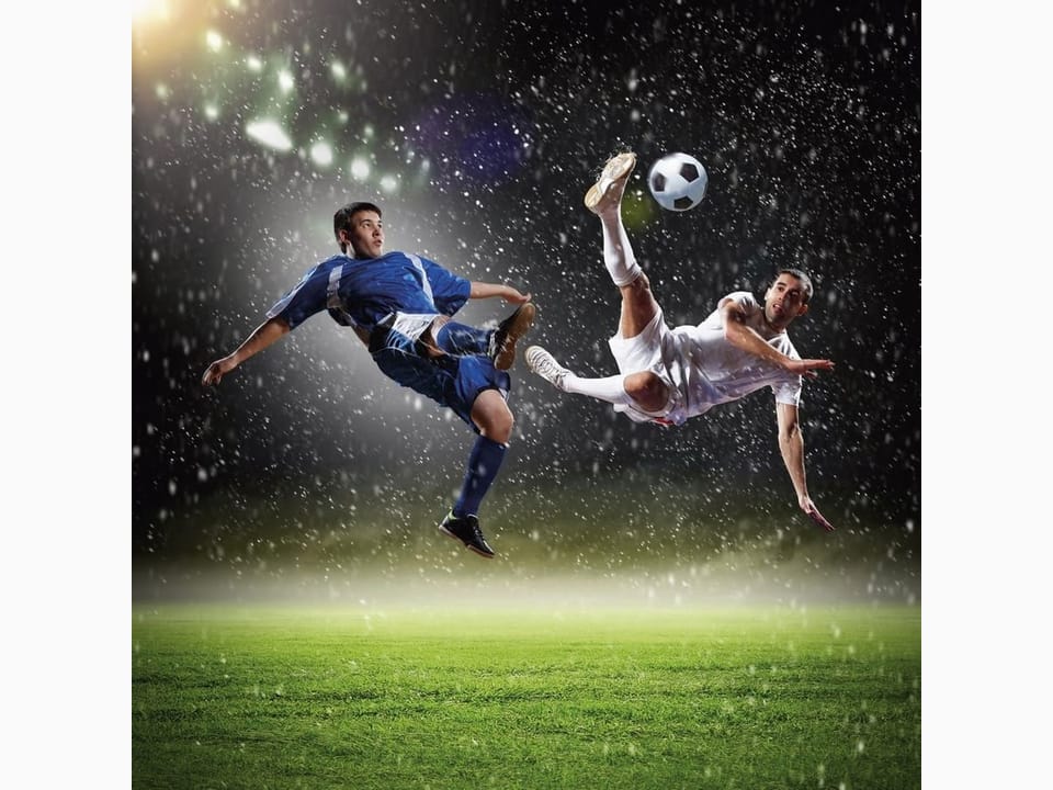 Fototapeta Piłkarze w akcji na murawie