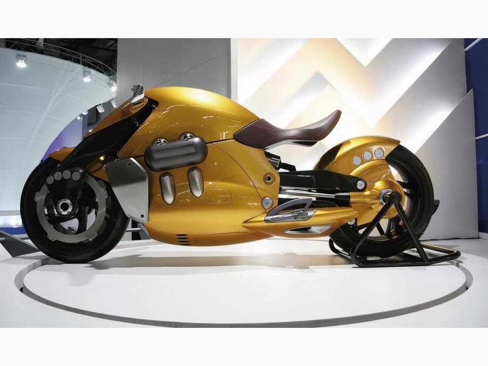 Fototapeta Złoty Motocykl na Białej Platformie na wymiar