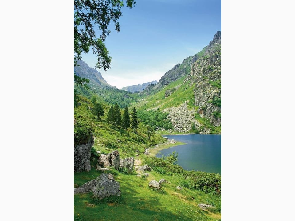 Fototapeta Górski krajobraz z jeziorem na wymiar